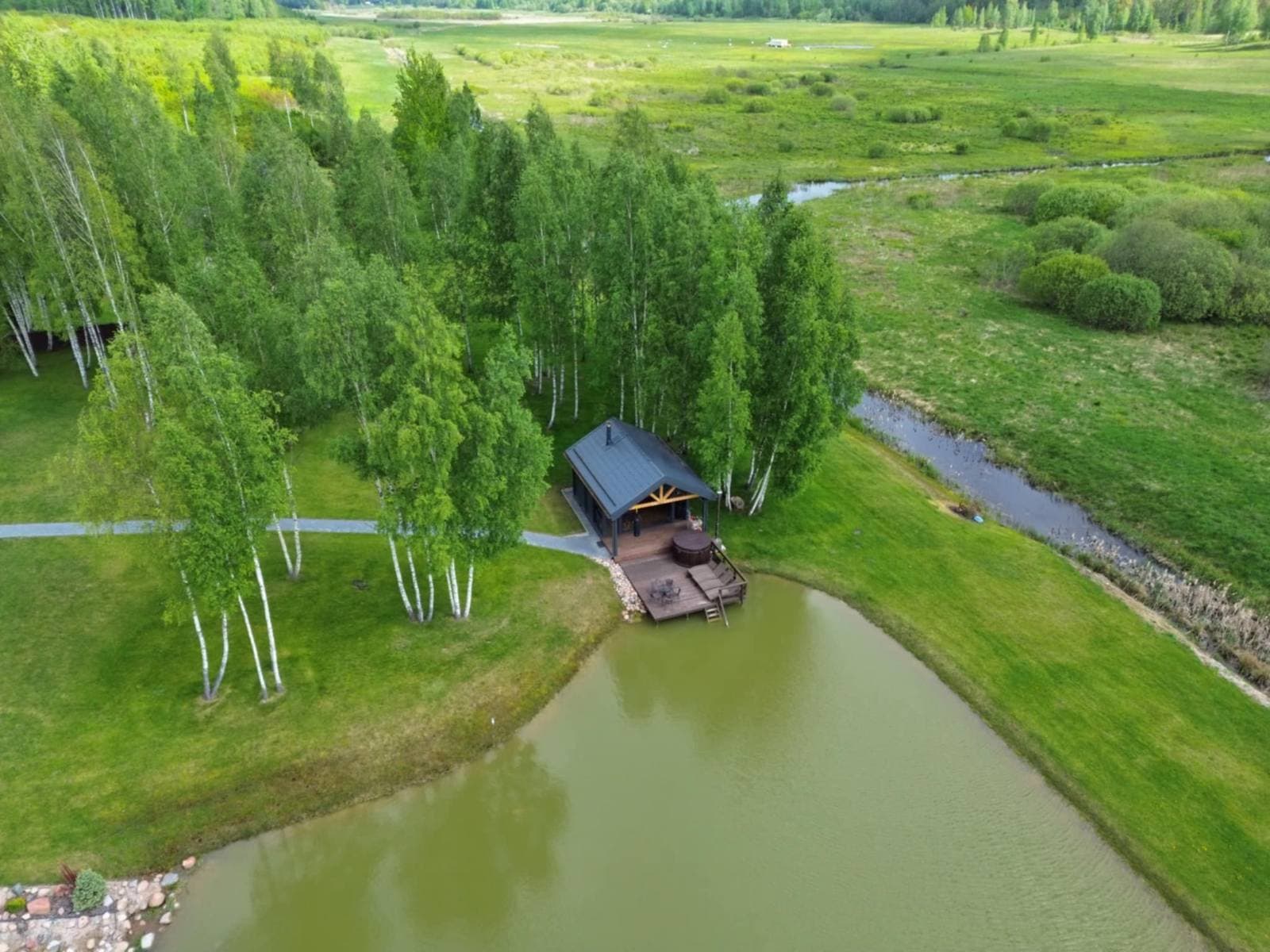 Pirties namelis ir tvenkinys iš paukščio skrydžio